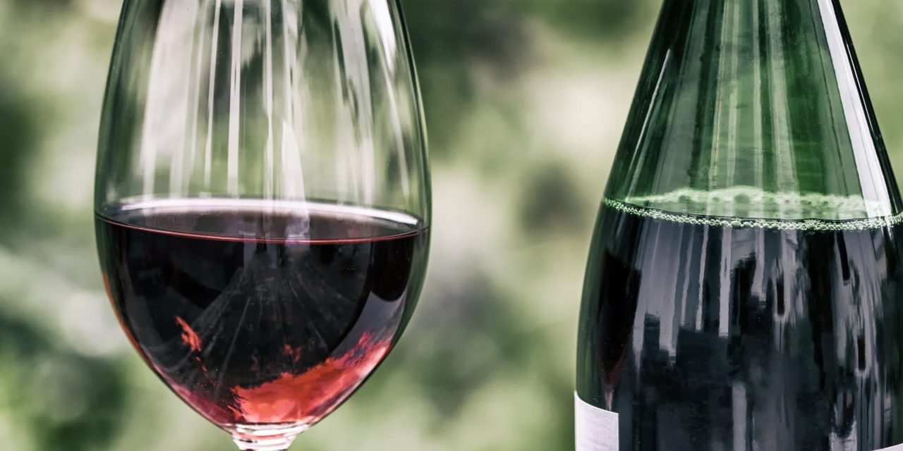 Wein, Bourbon und Co.: Was muss beim Verschenken von Alkohol beachtet werden?