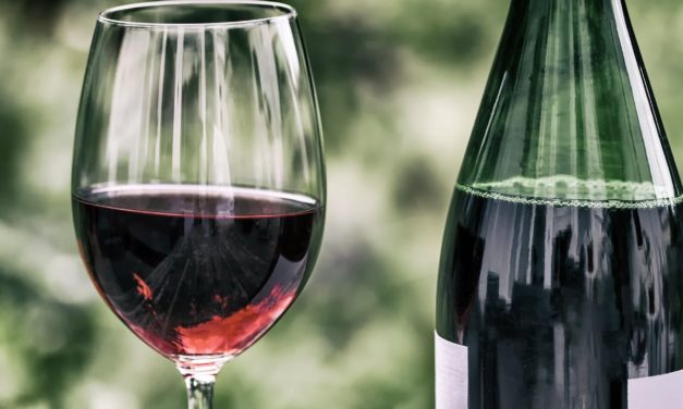 Wein, Bourbon und Co.: Was muss beim Verschenken von Alkohol beachtet werden?