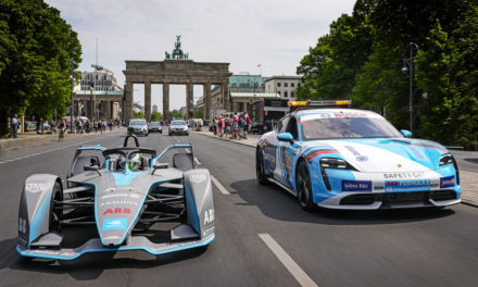 Das Porsche Safety Car der Formel E in den Straßen von Berlin