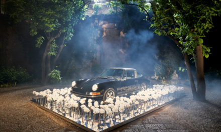 Porsche mit botanischem Kunstwerk auf der Milan Design Week
