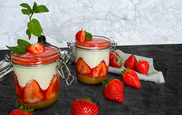 Rezept-Tipp: Veganer Erdbeer-Trifle „To-Go“
