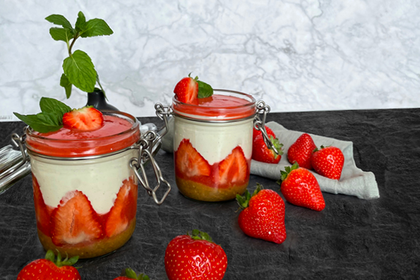 Rezept-Tipp: Veganer Erdbeer-Trifle „To-Go“