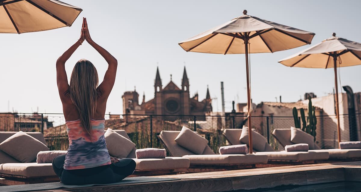 Urlaub mit Achtsamkeit verbinden: Yoga und Entspannung mit Sadhana Works und Can Bordoy