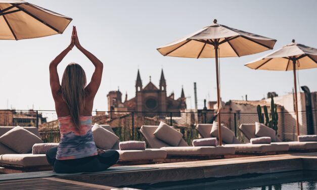 Urlaub mit Achtsamkeit verbinden: Yoga und Entspannung mit Sadhana Works und Can Bordoy