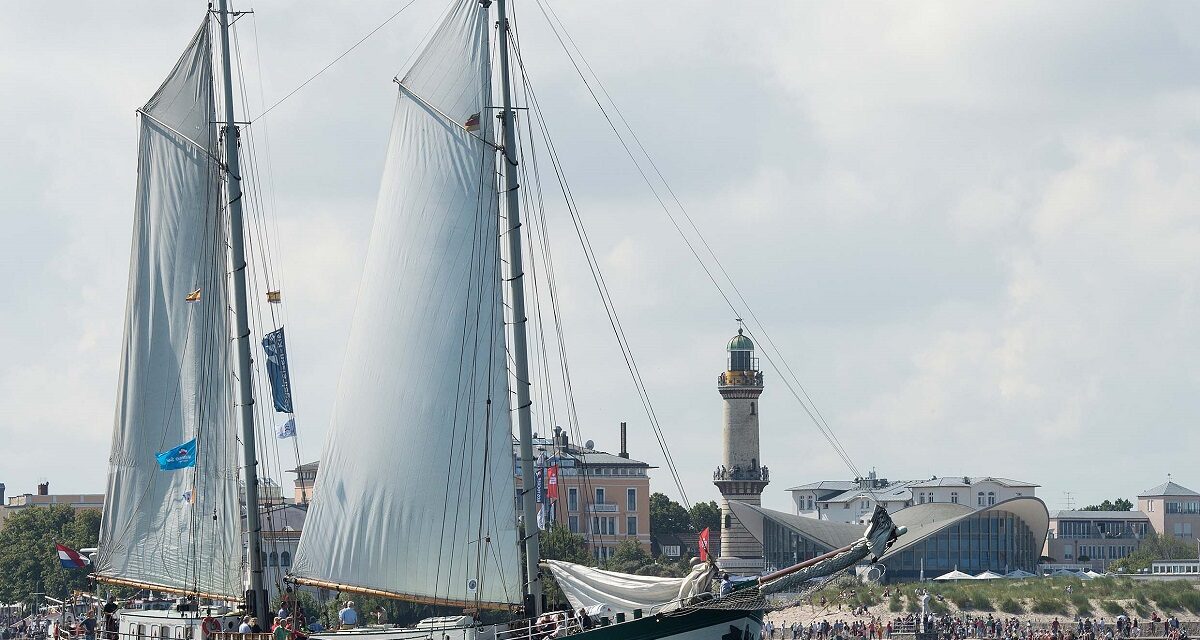 Törn zum Warnemünder Turmleuchten: Hanse Sail Büro bietet besonderes Spektakel