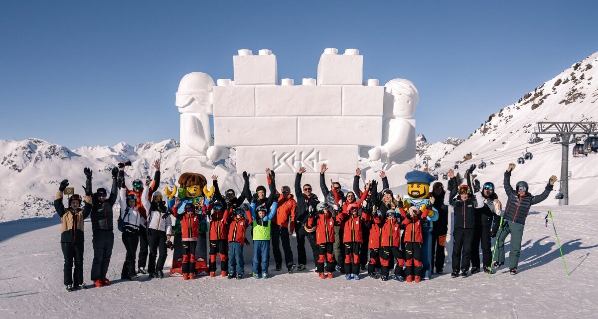 Die LEGO Burg wird Form in Weiss 2024 und Krypto-Kunst