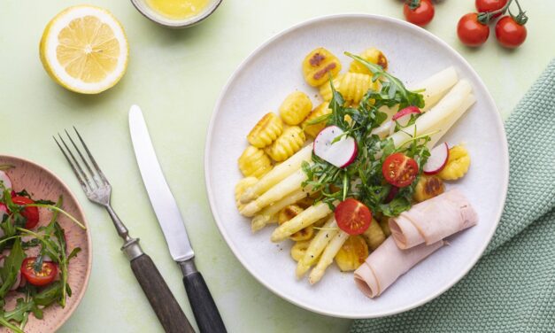 Rezept-Tipp: Spargel mit Gnocchi, Rucola-Salat und Zitronenbutter