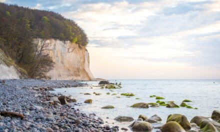 Goldener Herbst am blauen Meer